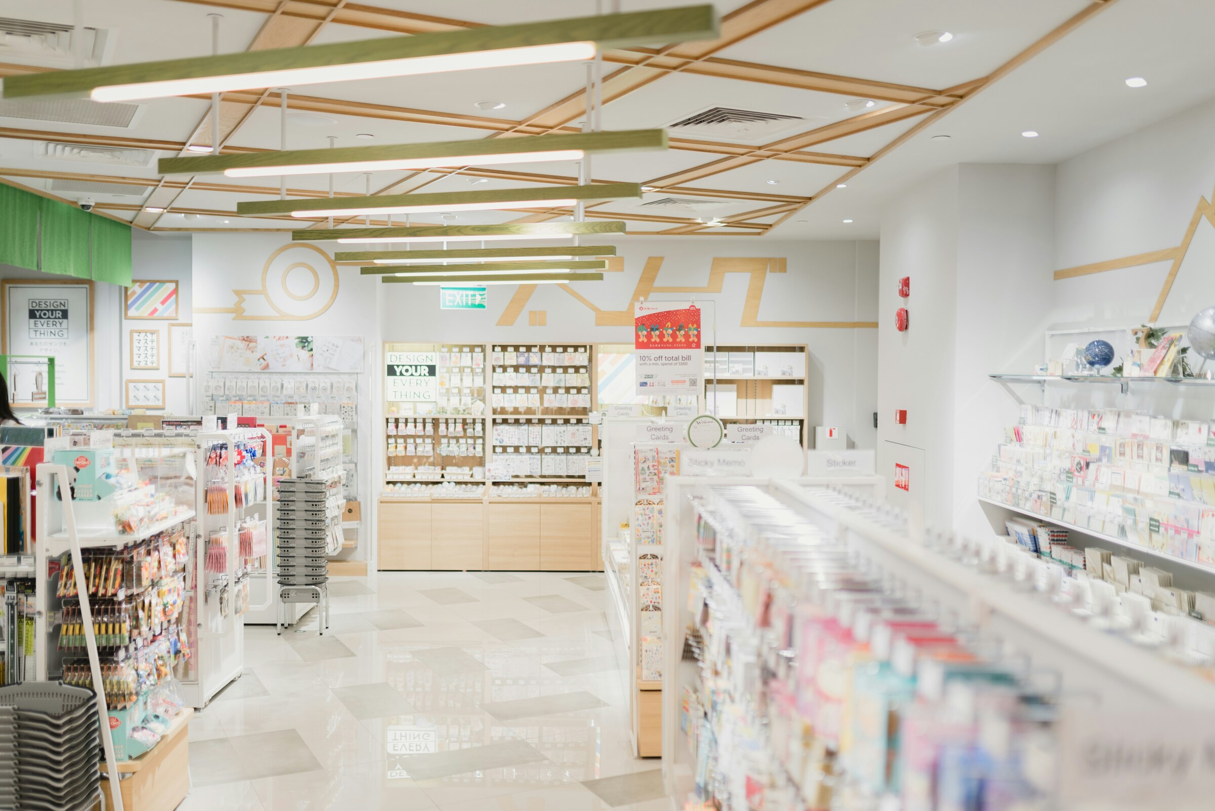 Magasin avec rayons clairs et bien structurés