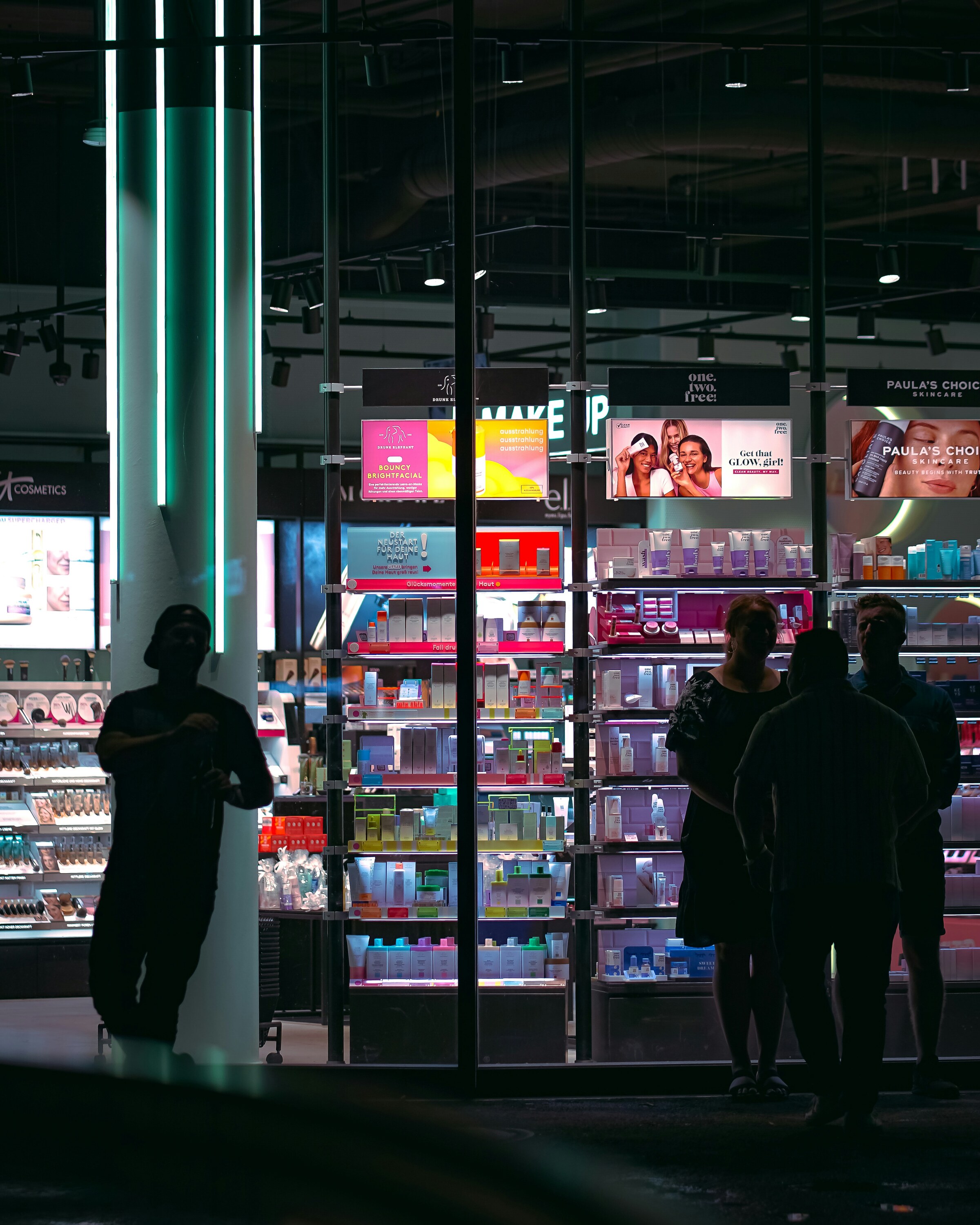 Rayon cosmétiques lumineux — exemple d'impact visuel fort